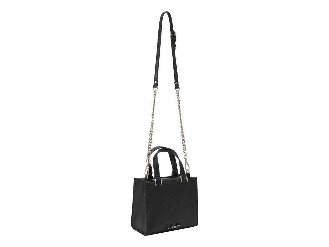 Bolso negro Steve Madden con detalles de ojetes plateados, asas superiores y correa larga ajustable.