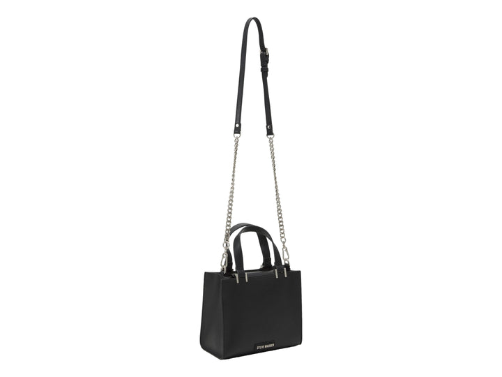 Bolso negro Steve Madden con detalles de ojetes plateados, asas superiores y correa larga ajustable.
