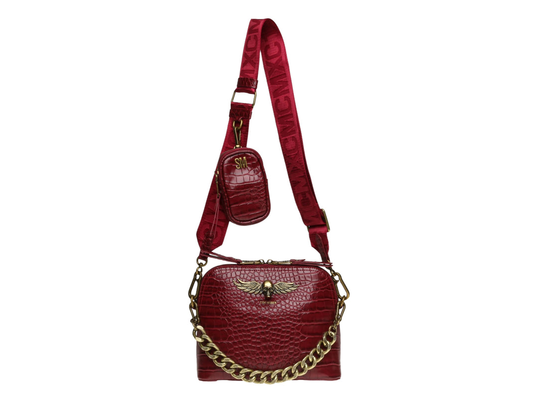 Bolso rojo Steve Madden con textura de cocodrilo, cadena dorada y correa ancha.