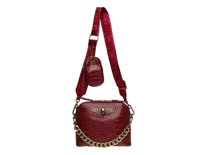 Bolso rojo Steve Madden con textura de cocodrilo, cadena dorada y correa ancha.