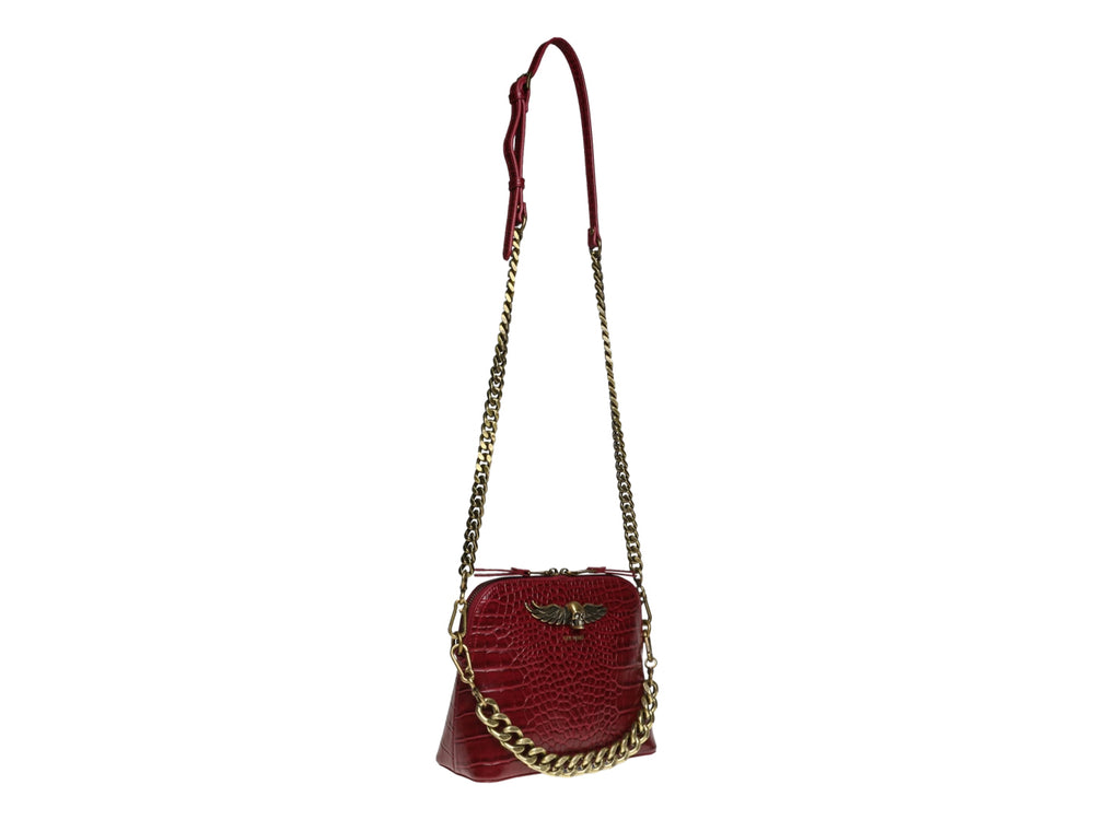 Bolso rojo Steve Madden con textura de cocodrilo, cadena dorada y correa ancha.
