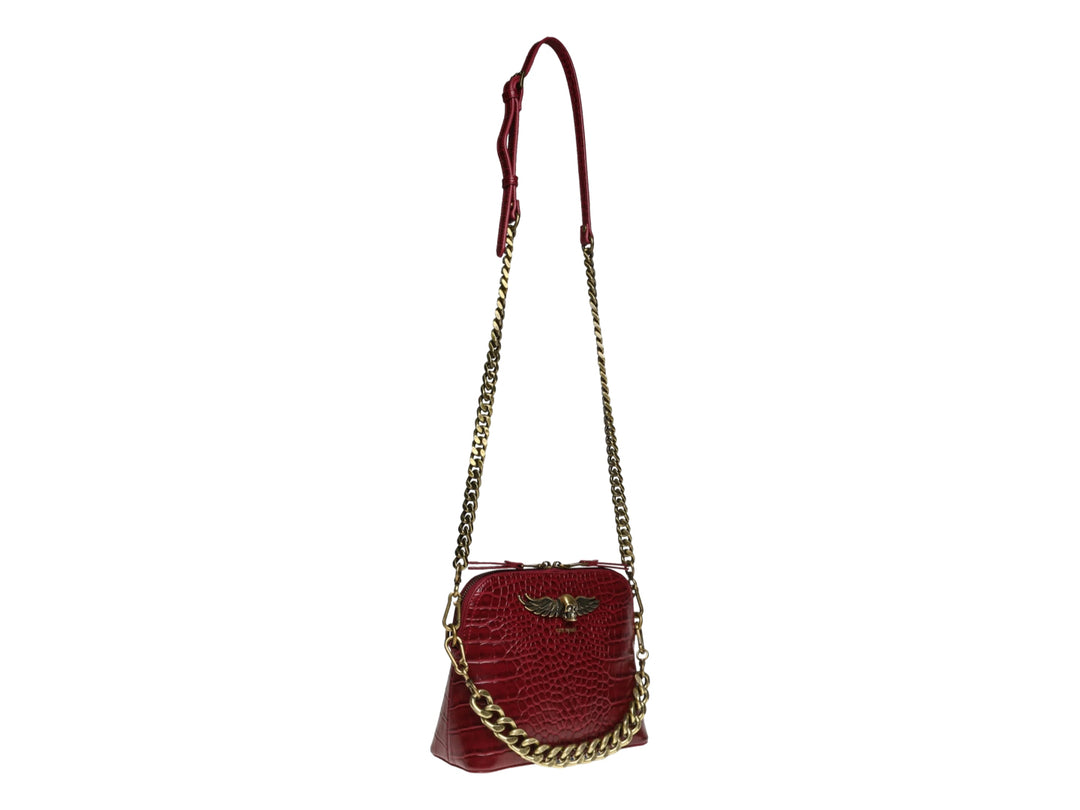 Bolso rojo Steve Madden con textura de cocodrilo, cadena dorada y correa ancha.