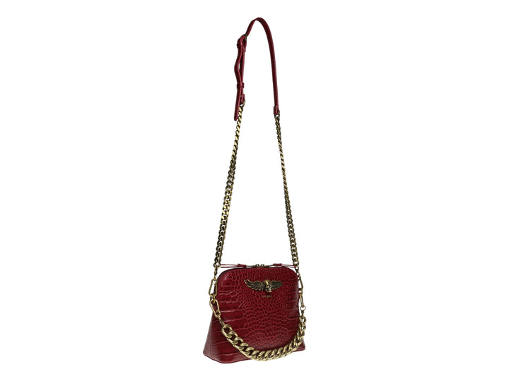 Bolso rojo Steve Madden con textura de cocodrilo, cadena dorada y correa ancha.