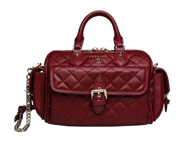 Bolso Steve Madden color burgundy con textura acolchada, asa superior y correa de cadena dorada.