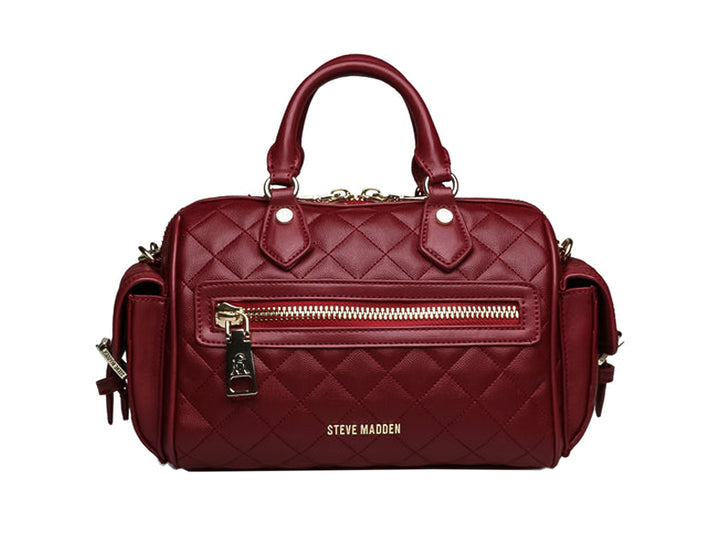 Bolso Steve Madden color burgundy con textura acolchada, asa superior y correa de cadena dorada.