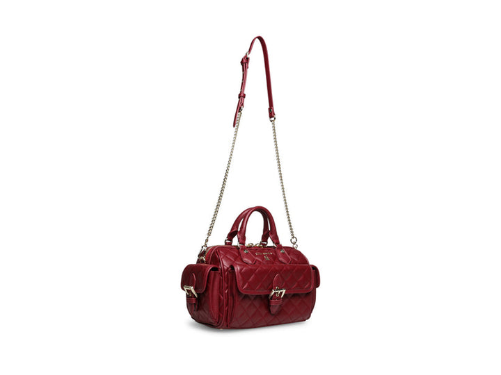 Bolso Steve Madden color burgundy con textura acolchada, asa superior y correa de cadena dorada.