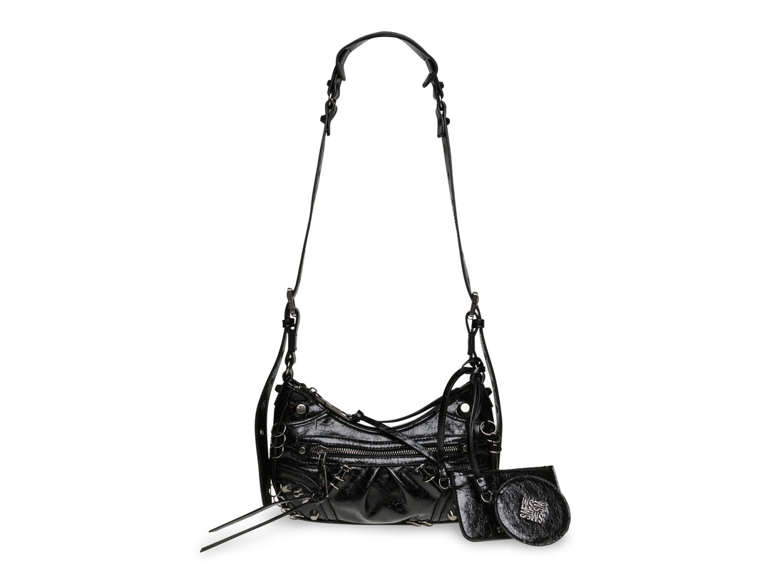 Bolso Steve Madden modelo Brooki en color negro brillante con detalles en plata y correa ajustable.