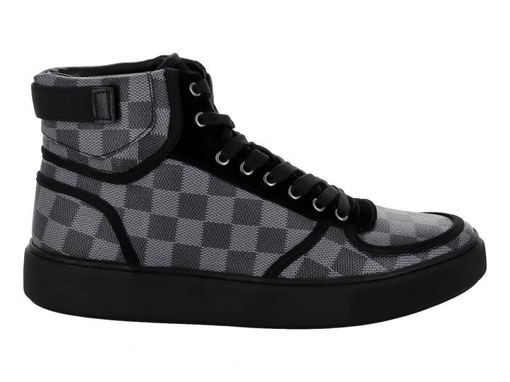 Tenis botín color negro y gris con diseño de cuadros y suela negra.