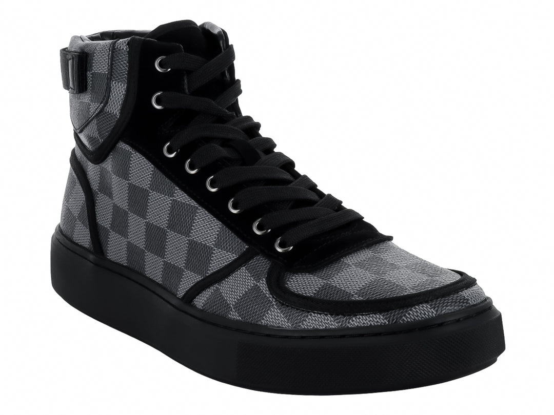 Tenis botín color negro y gris con diseño de cuadros y suela negra.