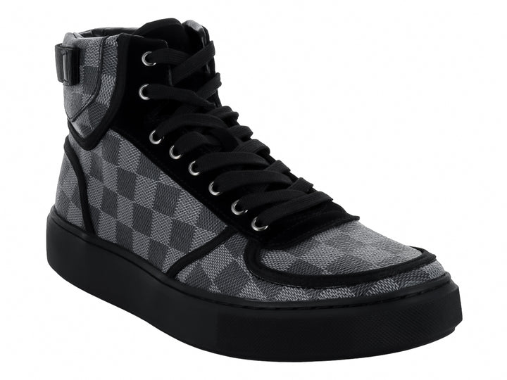 Tenis botín color negro y gris con diseño de cuadros y suela negra.