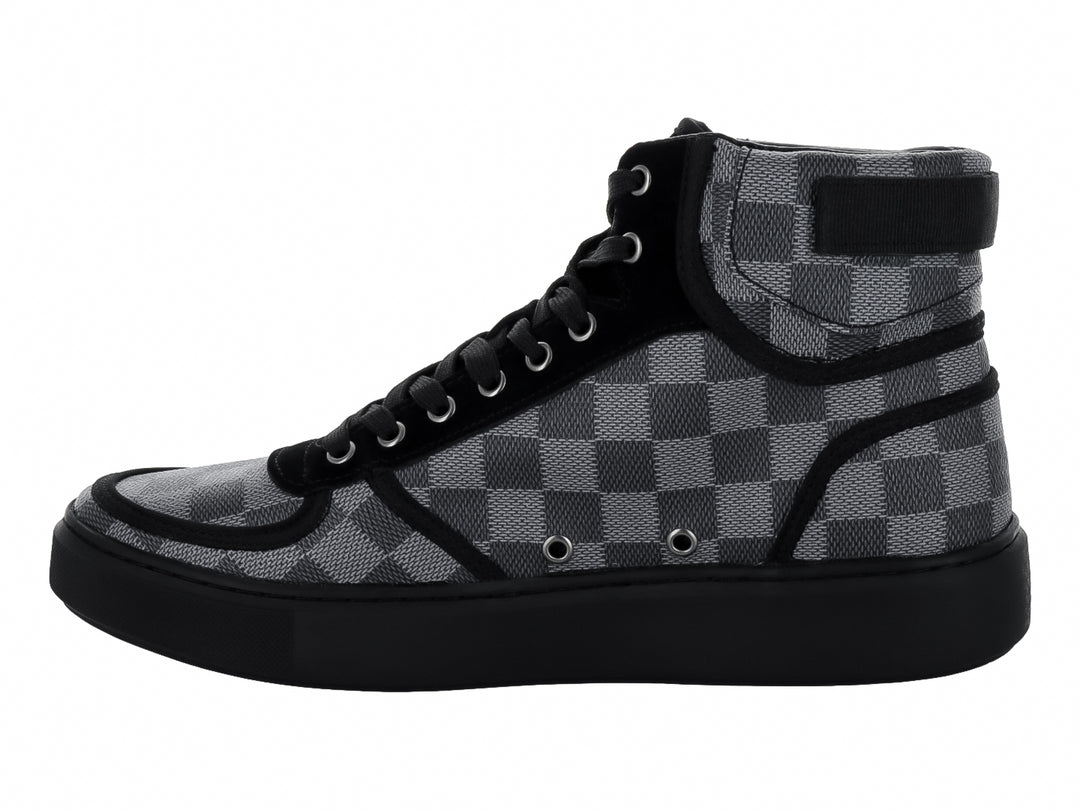 Tenis botín color negro y gris con diseño de cuadros y suela negra.