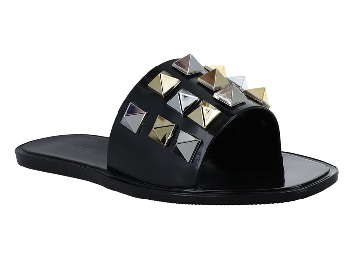 Sandalia slide negra con tachuelas metálicas en forma de pirámide doradas y plateadas.
