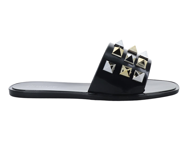 Sandalia slide negra con tachuelas metálicas en forma de pirámide doradas y plateadas.