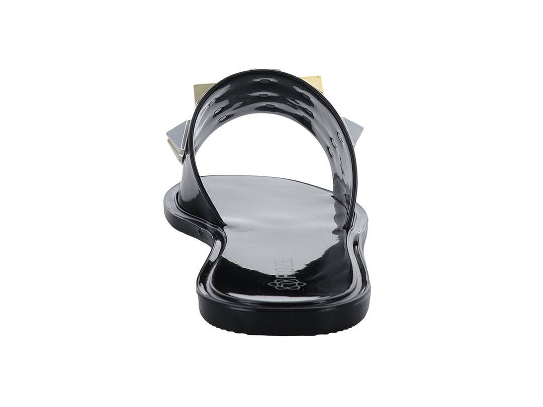 Sandalia slide negra con tachuelas metálicas en forma de pirámide doradas y plateadas.