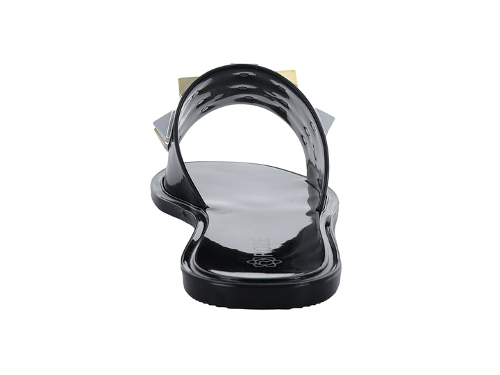 Sandalia slide negra con tachuelas metálicas en forma de pirámide doradas y plateadas.