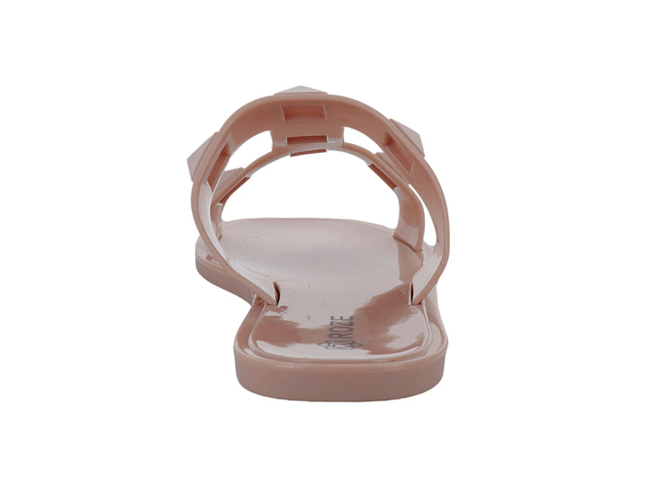 Sandalias color nude para niña con dos tiras decoradas con tachuelas piramidales en relieve.