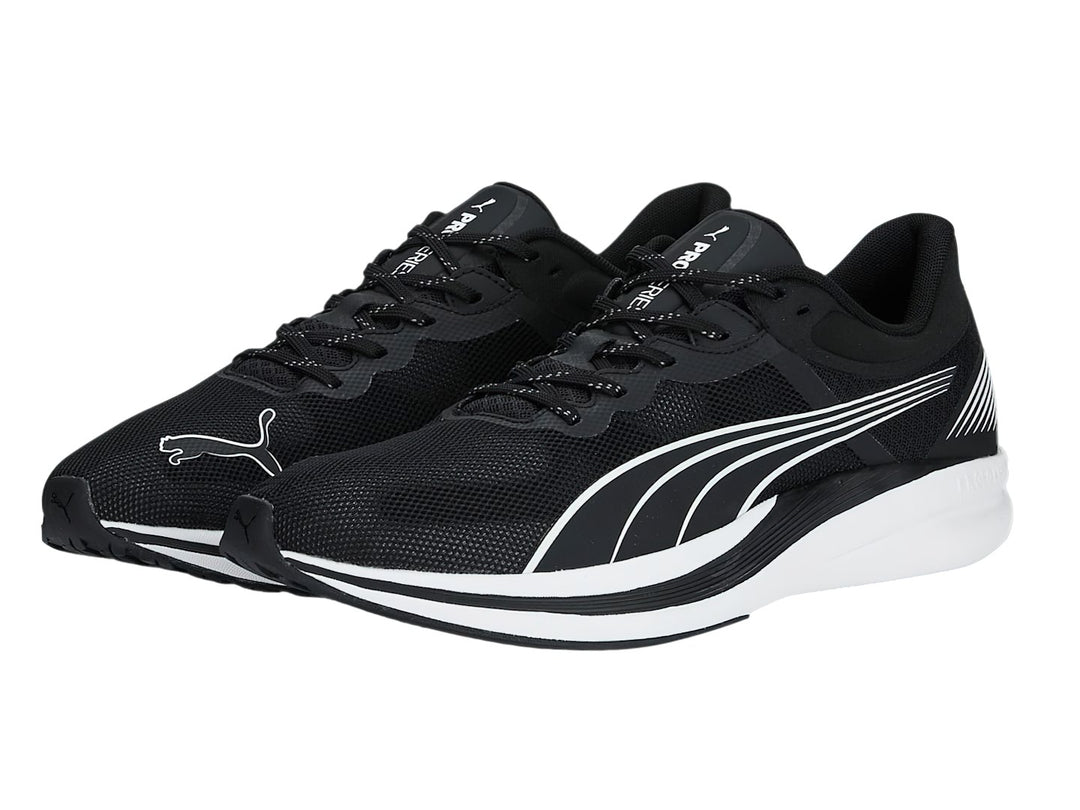 Tenis deportivos PUMA REDEEM PROFOAM color negro con suela blanca.