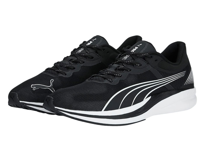 Tenis deportivos PUMA REDEEM PROFOAM color negro con suela blanca.