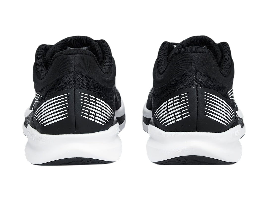 Tenis deportivos PUMA REDEEM PROFOAM color negro con suela blanca.