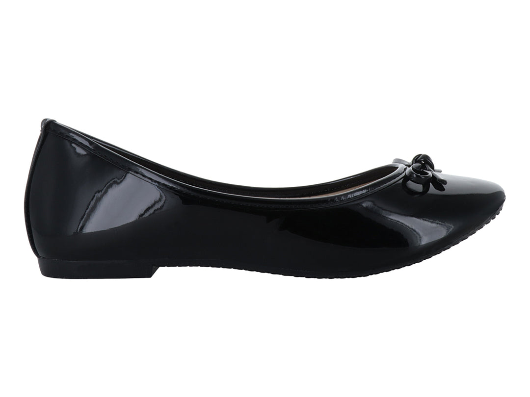 Zapato plano negro de charol brillante con detalle de moño en la punta.