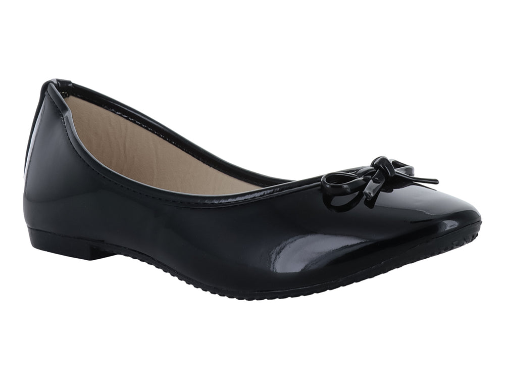 Zapato plano negro de charol brillante con detalle de moño en la punta.