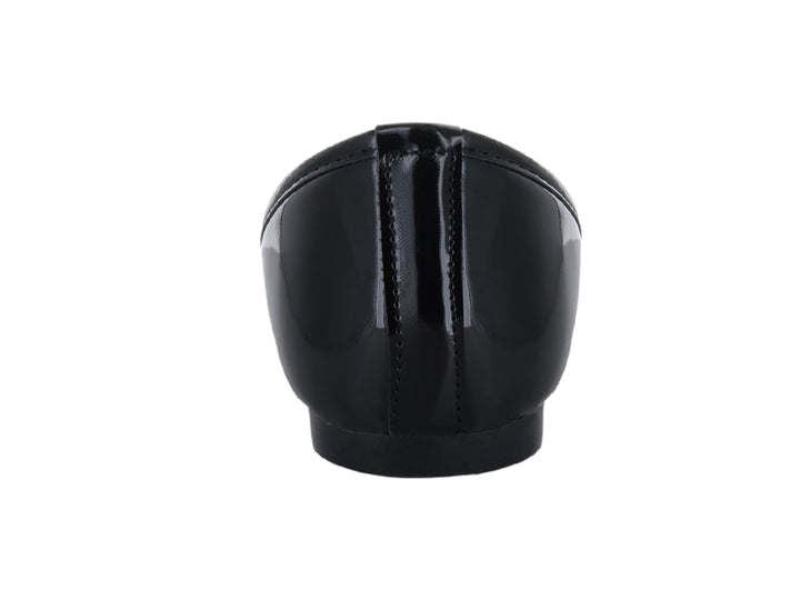 Zapato plano negro de charol brillante con detalle de moño en la punta.
