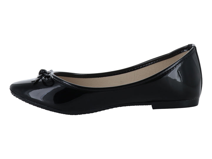 Zapato plano negro de charol brillante con detalle de moño en la punta.