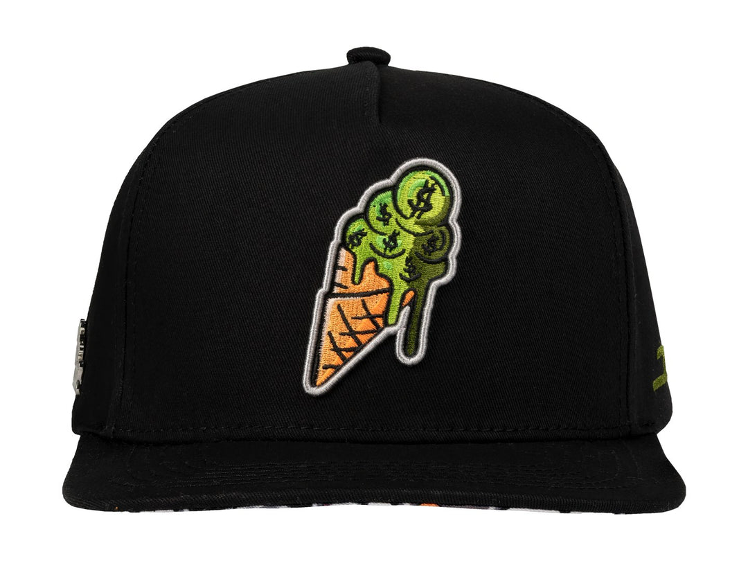 Gorra snapback color negro con un bordado frontal de un helado de color verde y cono naranja.