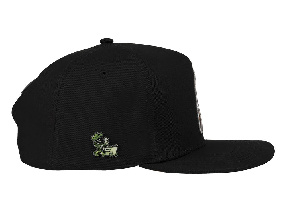 Gorra snapback color negro con un bordado frontal de un helado de color verde y cono naranja.