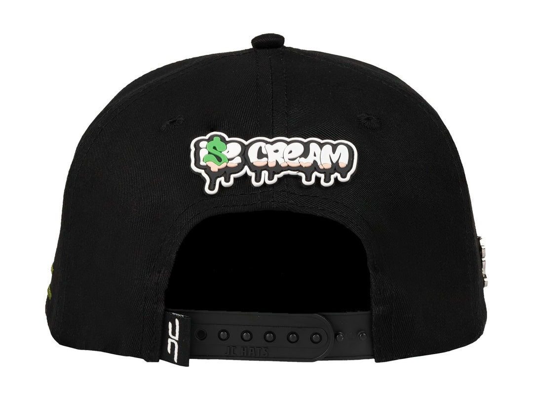 Gorra snapback color negro con un bordado frontal de un helado de color verde y cono naranja.