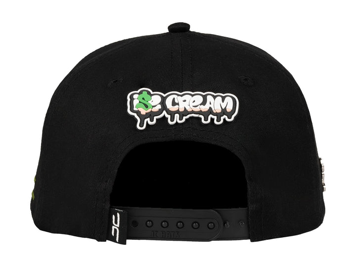 Gorra snapback color negro con un bordado frontal de un helado de color verde y cono naranja.
