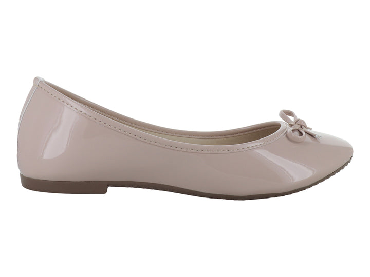 Zapato plano color maquillaje con acabado brillante de charol y un pequeño moño decorativo en la punta.