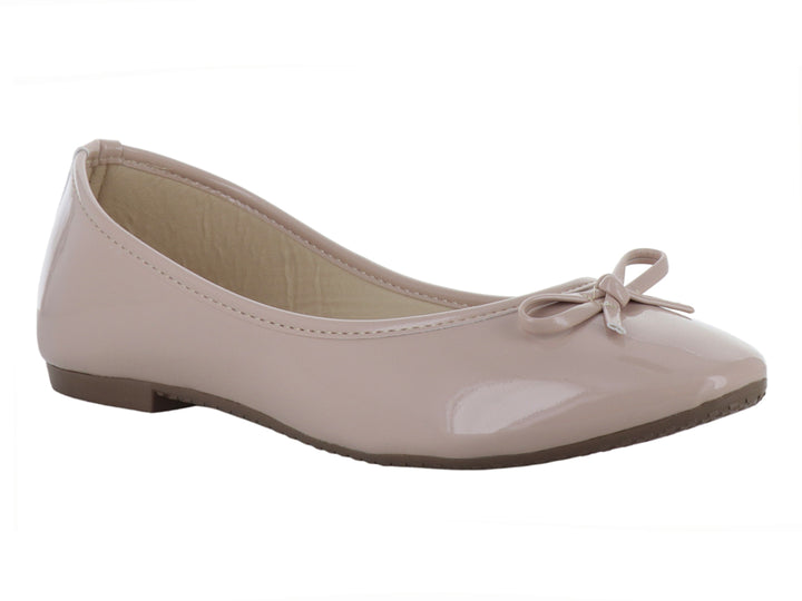 Zapato plano color maquillaje con acabado brillante de charol y un pequeño moño decorativo en la punta.