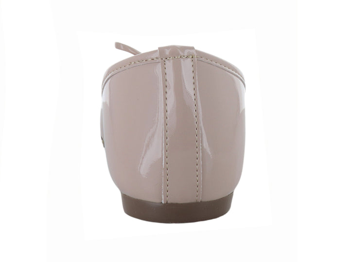 Zapato plano color maquillaje con acabado brillante de charol y un pequeño moño decorativo en la punta.