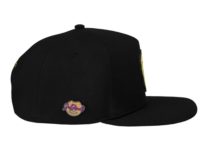 Gorra snapback color negro con un parche frontal de una dona verde.
