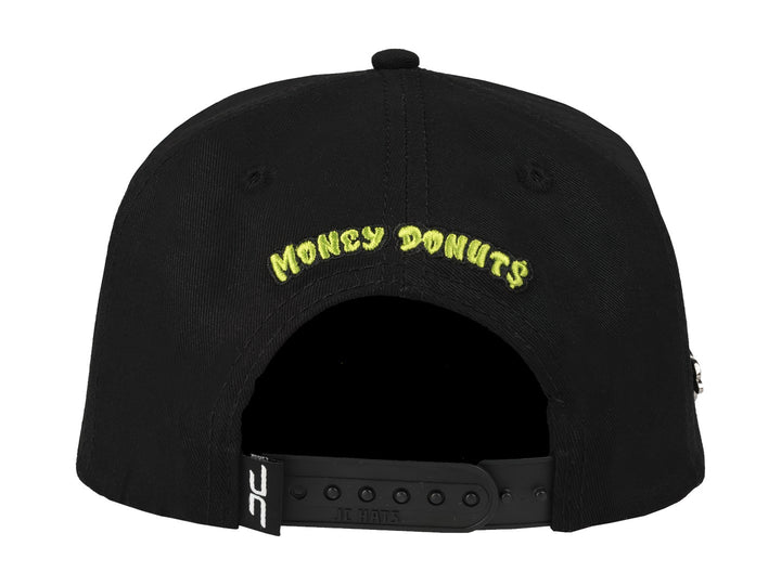 Gorra snapback color negro con un parche frontal de una dona verde.