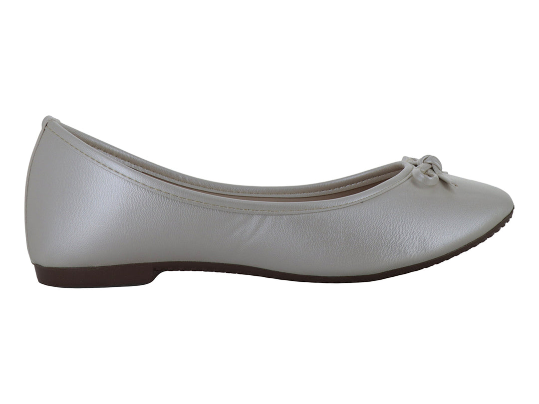 Zapato plano color palomita con un pequeño moño decorativo en la parte frontal.