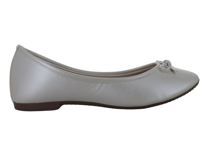 Zapato plano color palomita con un pequeño moño decorativo en la parte frontal.