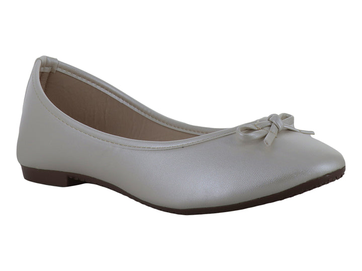 Zapato plano color palomita con un pequeño moño decorativo en la parte frontal.