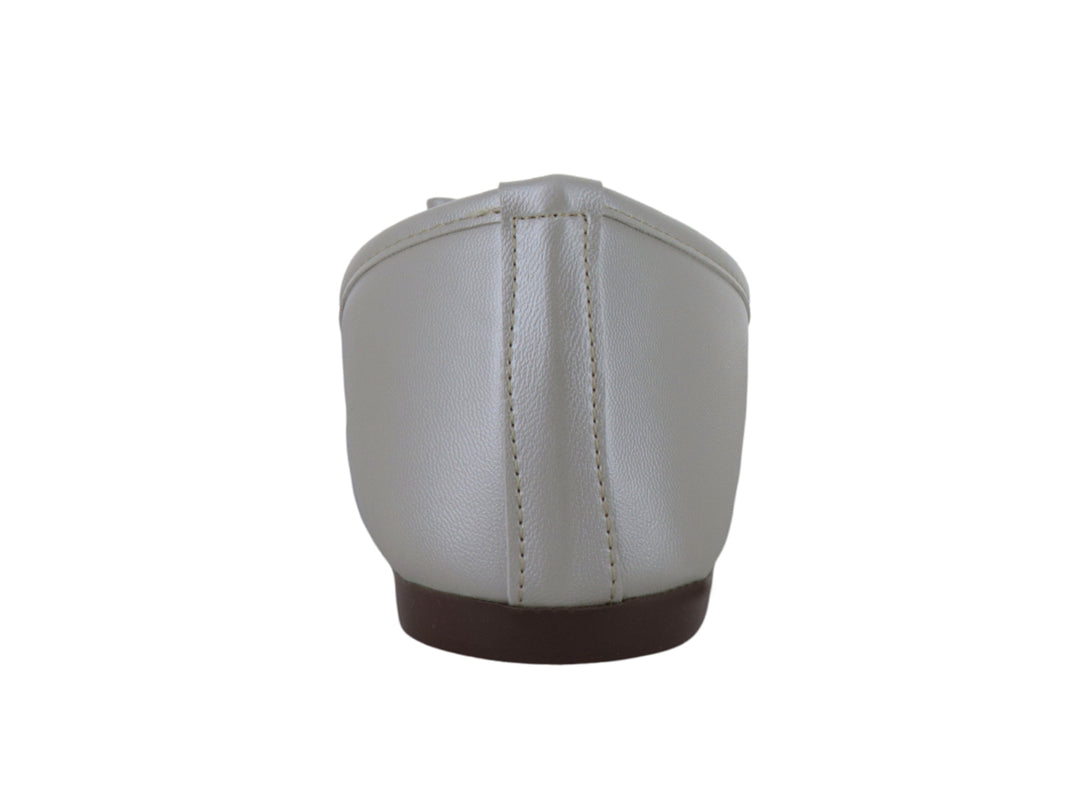 Zapato plano color palomita con un pequeño moño decorativo en la parte frontal.