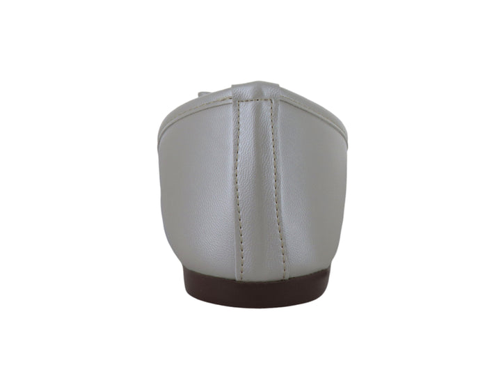 Zapato plano color palomita con un pequeño moño decorativo en la parte frontal.