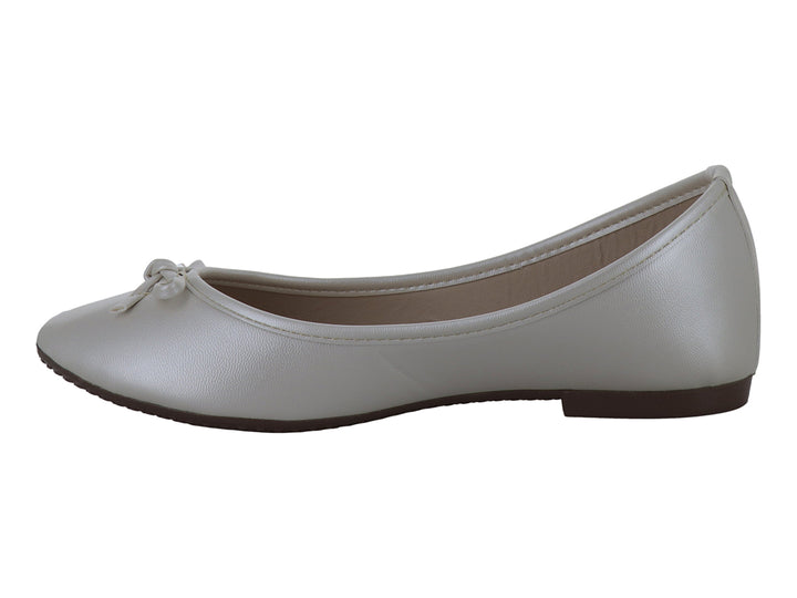 Zapato plano color palomita con un pequeño moño decorativo en la parte frontal.