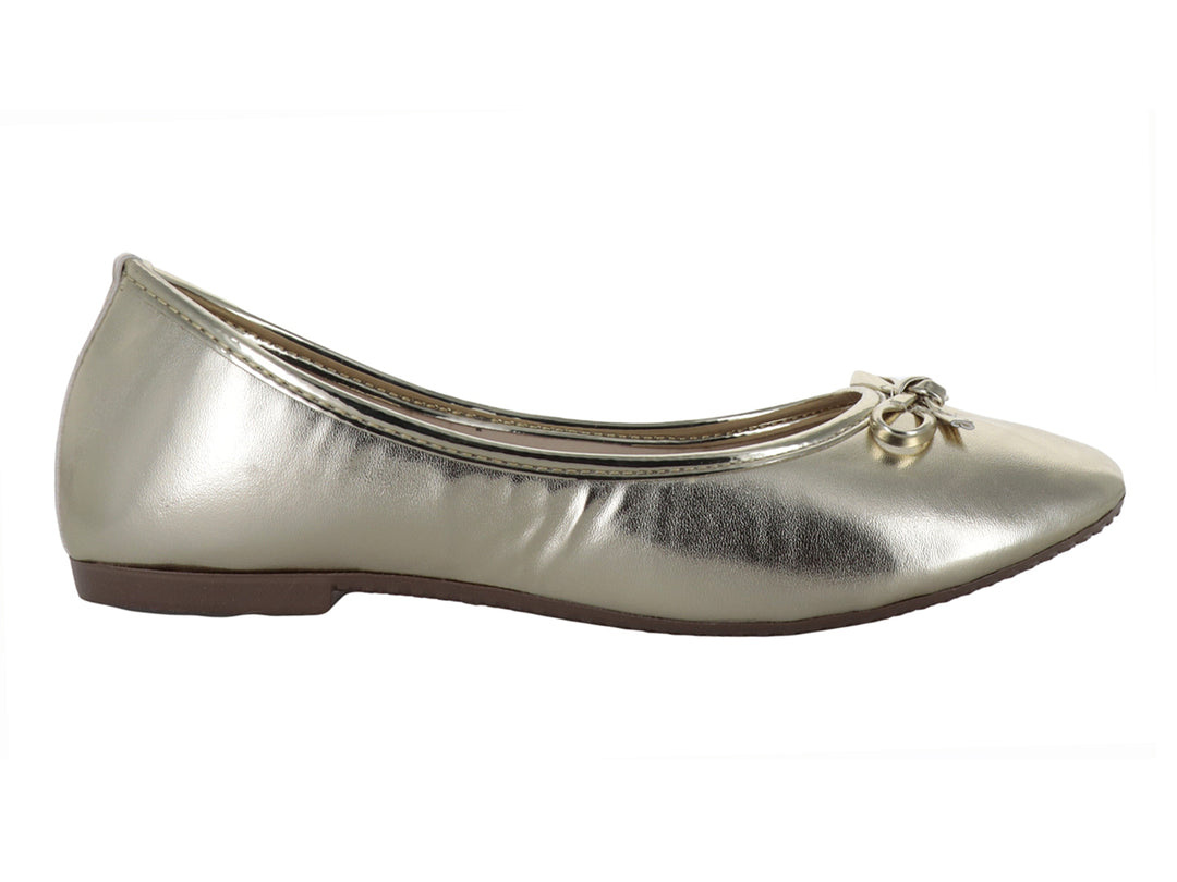 Zapato plano para niña en color oro metalizado con detalle de moño en la parte frontal.
