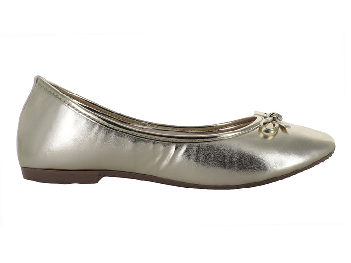 Zapato plano para niña en color oro metalizado con detalle de moño en la parte frontal.