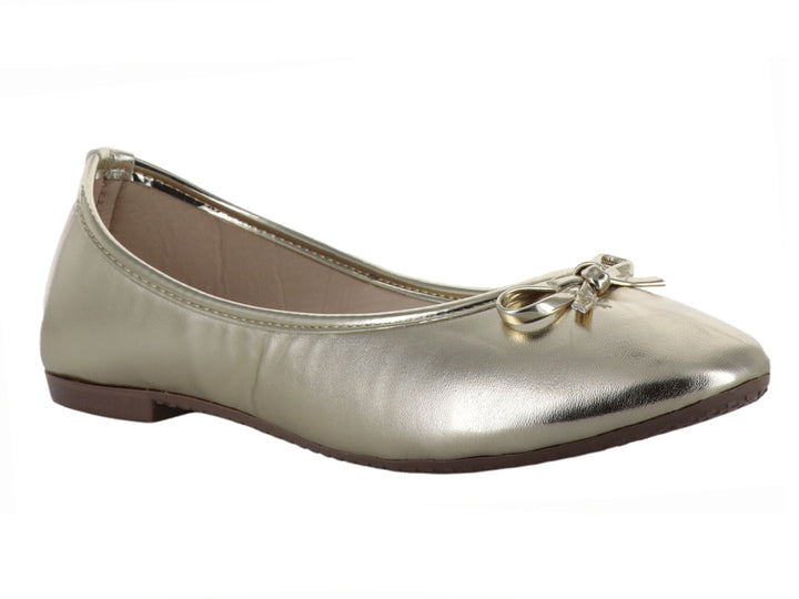 Zapato plano para niña en color oro metalizado con detalle de moño en la parte frontal.