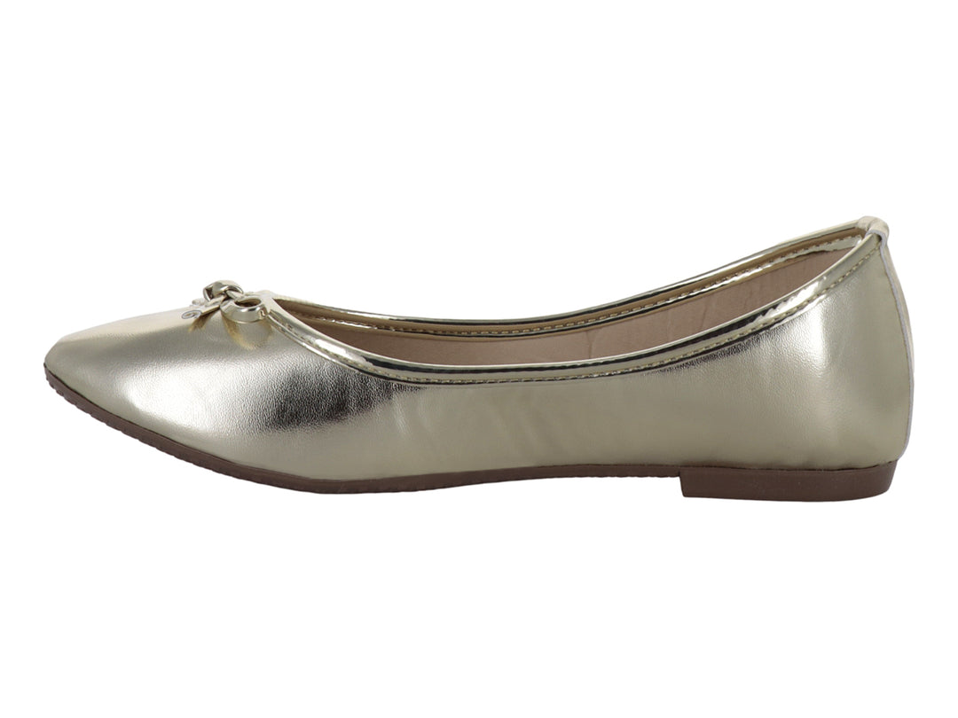 Zapato plano para niña en color oro metalizado con detalle de moño en la parte frontal.