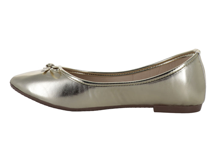 Zapato plano para niña en color oro metalizado con detalle de moño en la parte frontal.