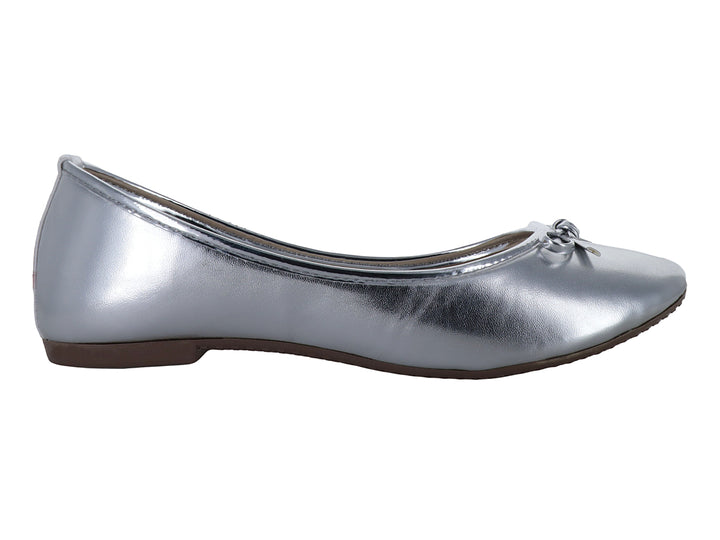 Zapato plano tipo baleta en color plata metalizado con un pequeño moño decorativo en la punta.