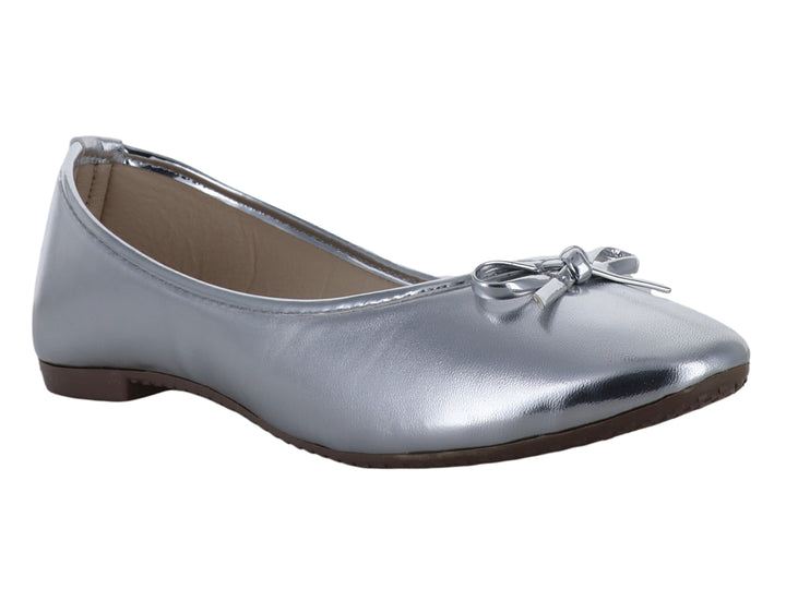 Zapato plano tipo baleta en color plata metalizado con un pequeño moño decorativo en la punta.