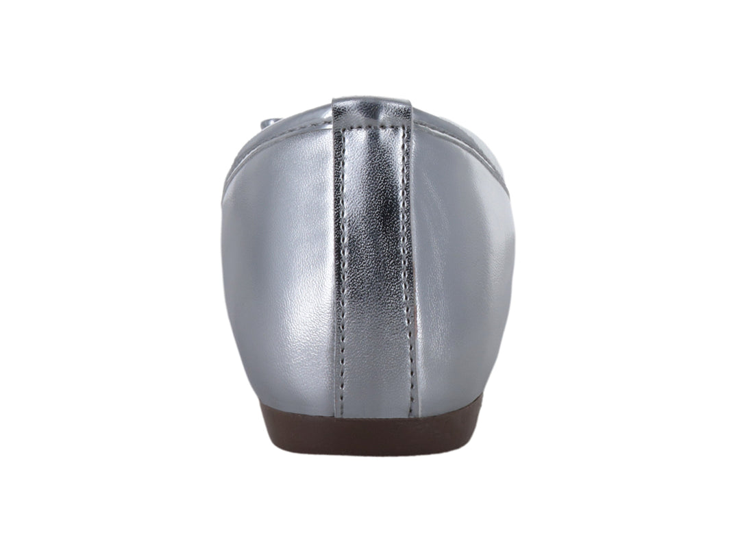 Zapato plano tipo baleta en color plata metalizado con un pequeño moño decorativo en la punta.